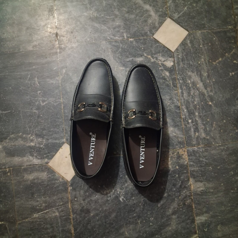 V VENTURE Classic Black Leather Loafers with Gold Hardware, Men’s Size 8